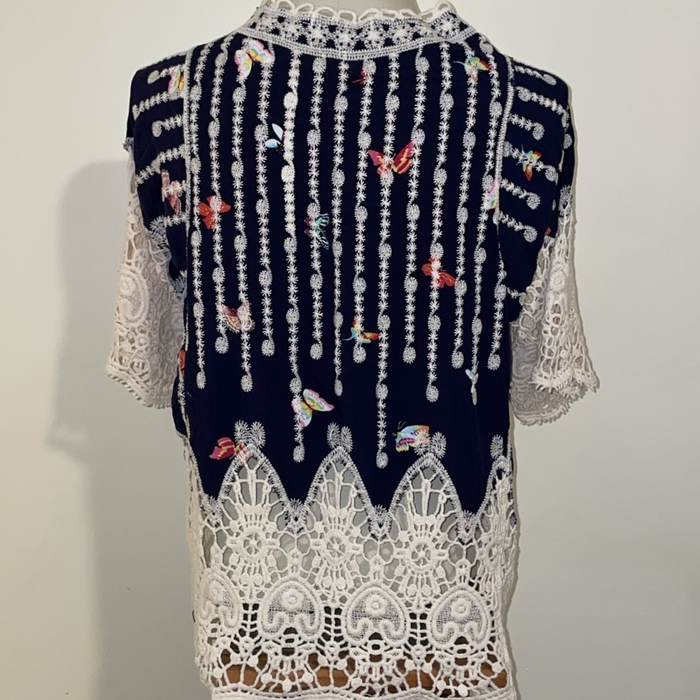 London Kaye Short Sleeve Crocheted Lace & Embroidered w butterfly pattern. - Picture 3 of 9